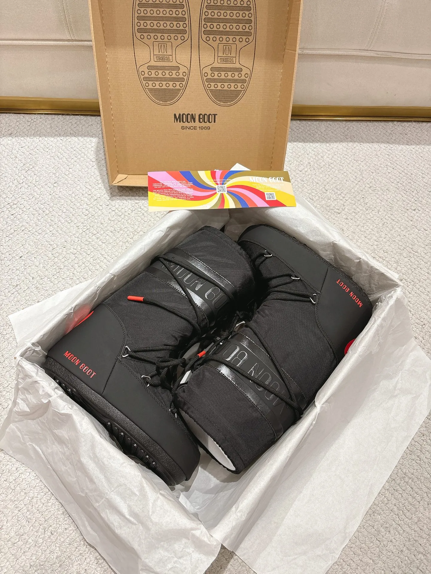p700 long love style: ❤️ Moon Boot2025 vs autumn and winter popular snow boots series... [Ugly Moon Snow Boots] Forget UGG, fashionable people are wearing Moon Boot snow boots. If you find it difficult to accept the revival of UGG, then there is now a more alternative snow boot that is back, with an inner diameter of 4 cm. That is the Moon Boot. It was already very popular in the millennium. Back then, Paris Hilton and Victoria Beckham Celebrities often wear it, and now the Y2K trend is popular again. The same style is worn by young people in QQ shows, and the ugly snow boots that are shown in thousands of people have become popular again, regardless of men and women. They look slim but warm and easy to wear... ❶Fabric: Original custom/cowhide/woven wool/high mercerized waterproof cloth ❷Inner: original 100% silk cotton liner ❸foot: original 100% silk cotton liner ❹ Outsole: Original molded two-color non-slip outsole ❺ Sole thickness: 4cm (including **) ❻ Code number: 35/38; 39/41; ❼ Packaging: Original full set of packaging ☀ Color: Official website updated simultaneously